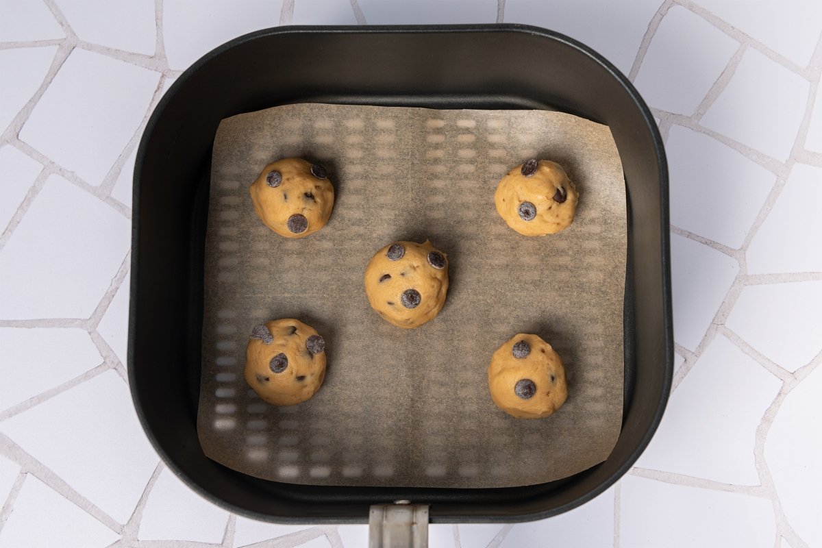 Bolitas de masa de cookies en freidora de aire antes de cocinar