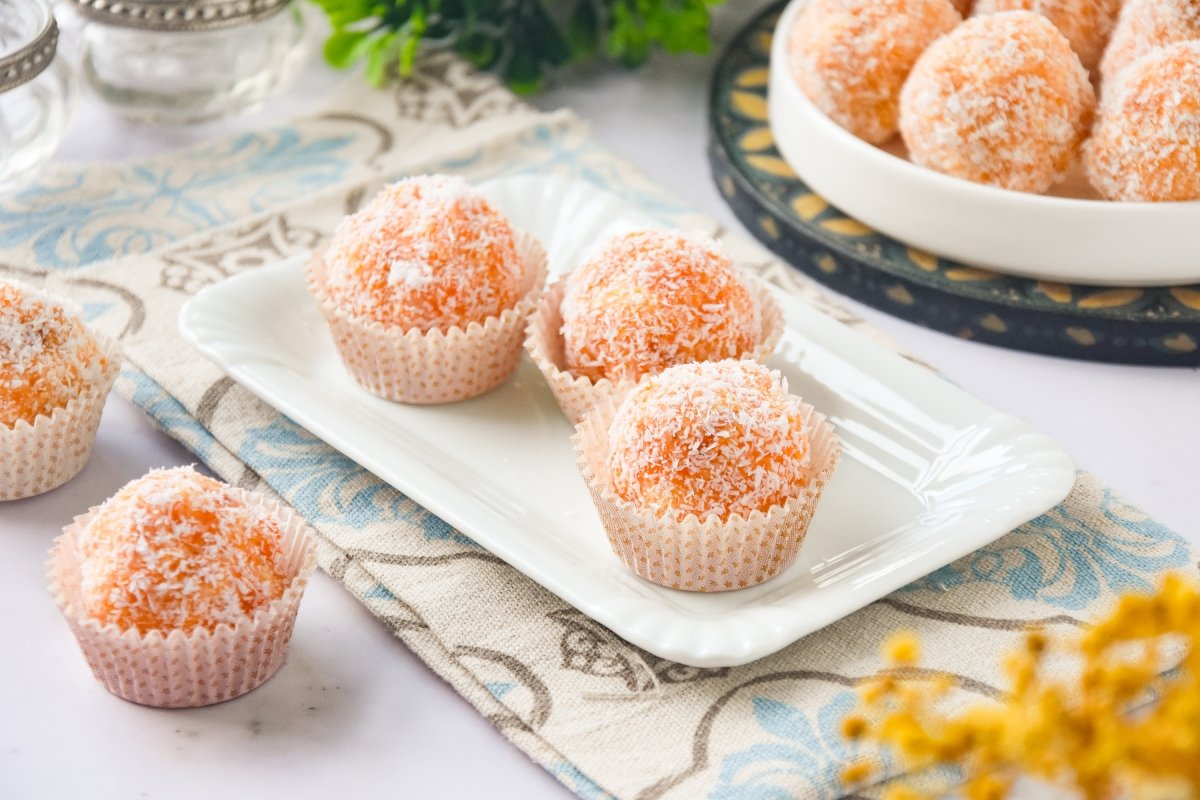 Bolitas de zanahoria y coco listas para comer