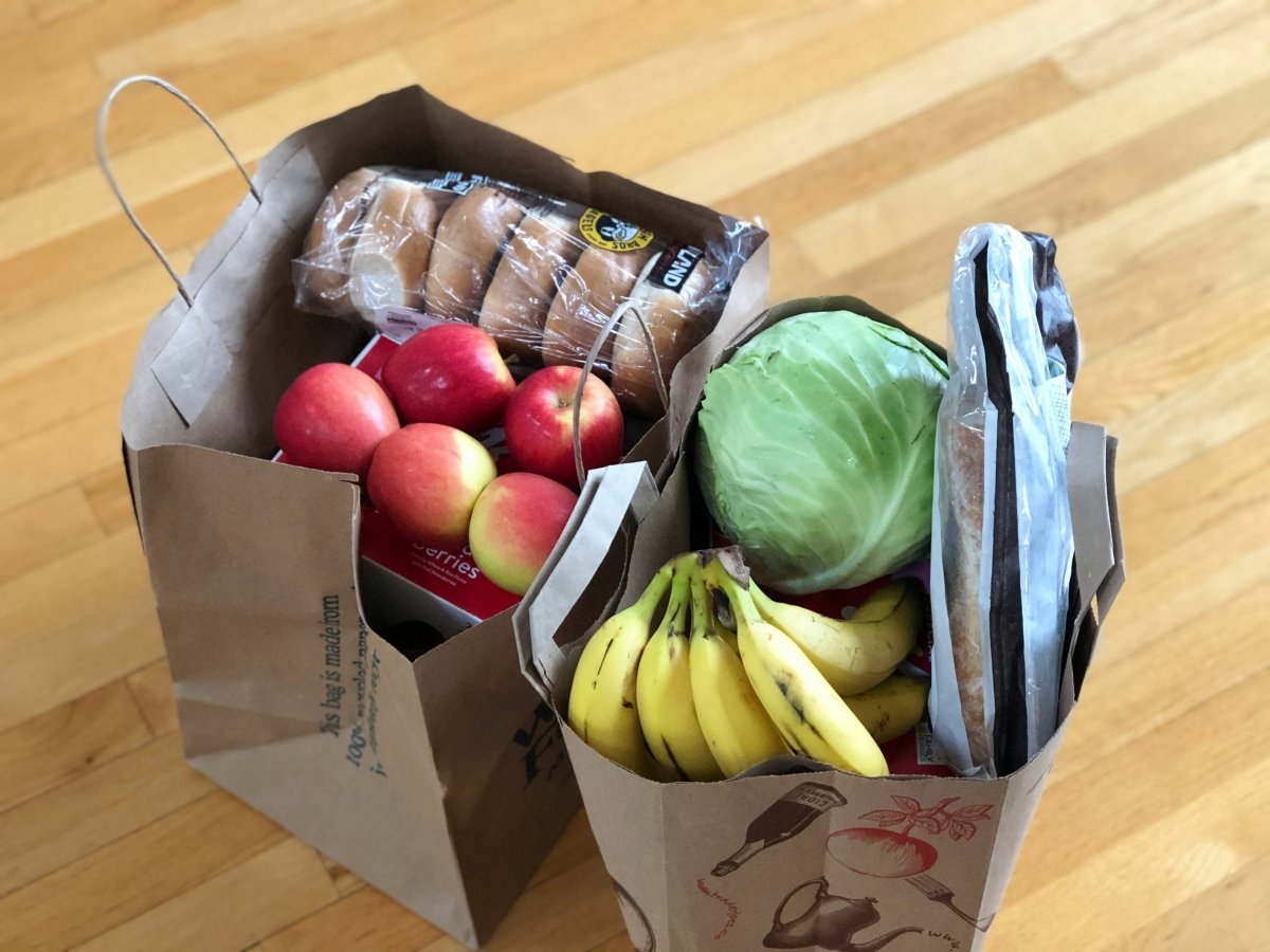 Bolsas de la compra con productos frescos y envasados