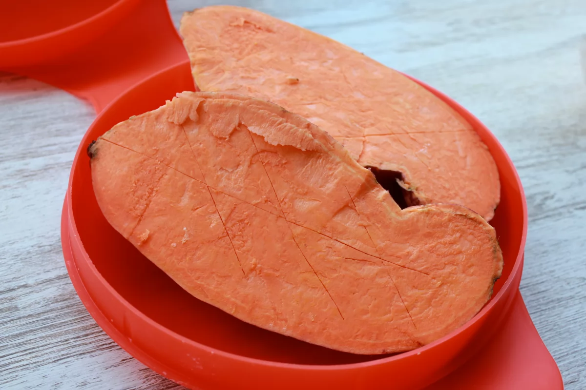 Boniato cortado dentro de un recipiente para hacerse en el microondas *