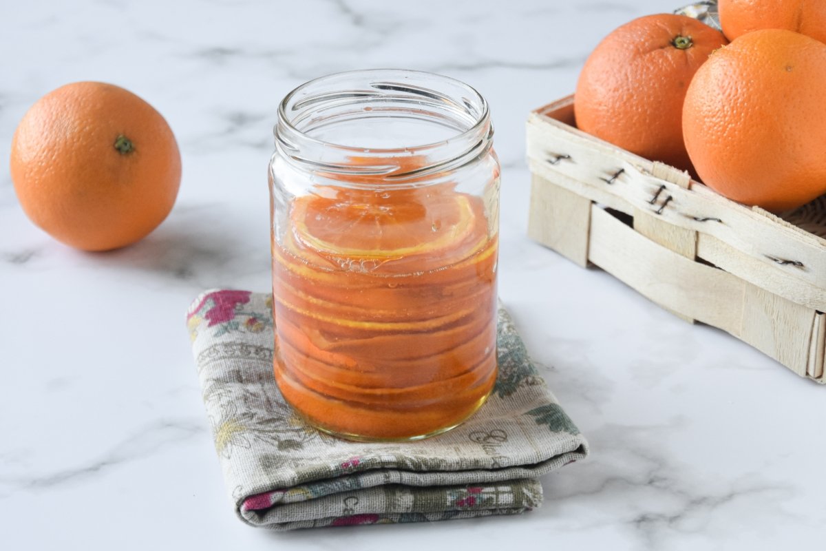 Bote lleno con naranjas confitadas y su almíbar