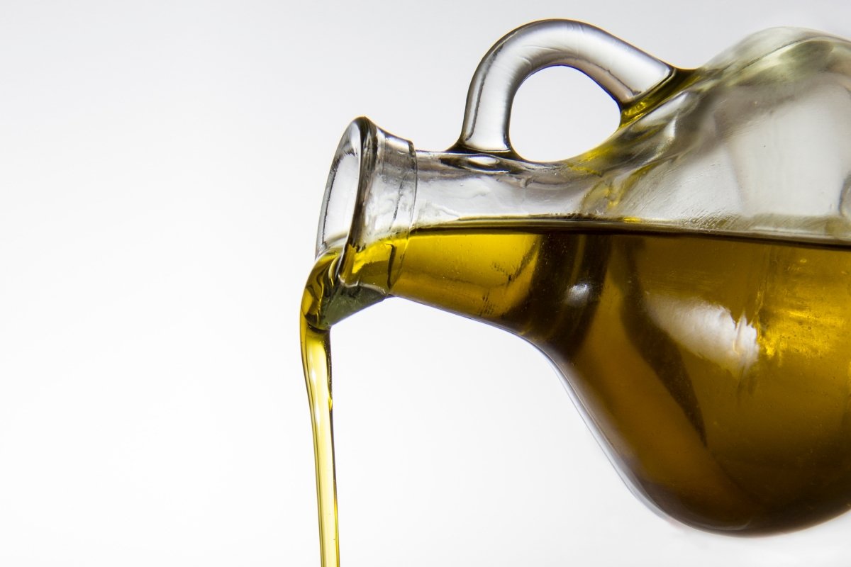Botella de cristal vertiendo aceite de oliva