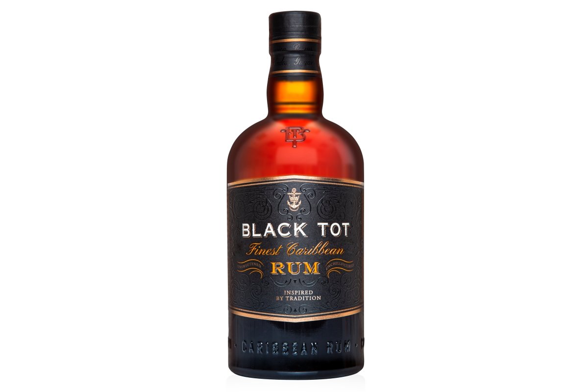 Botella de ron Black Tot Finest Caribbean sleccionada por el ISC