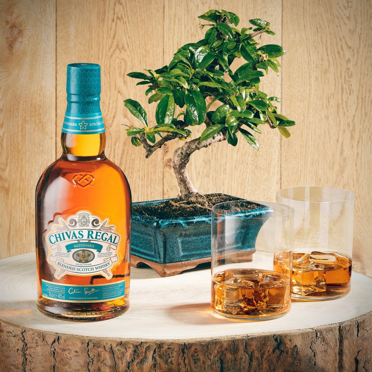 Botella de whisky escocés con dos vasos de la marca Chivas