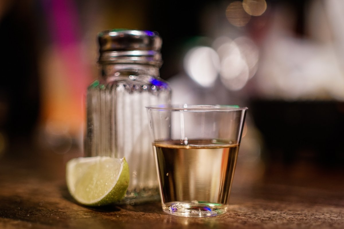 Botella tequila silver La Malinche con vaso de chupito