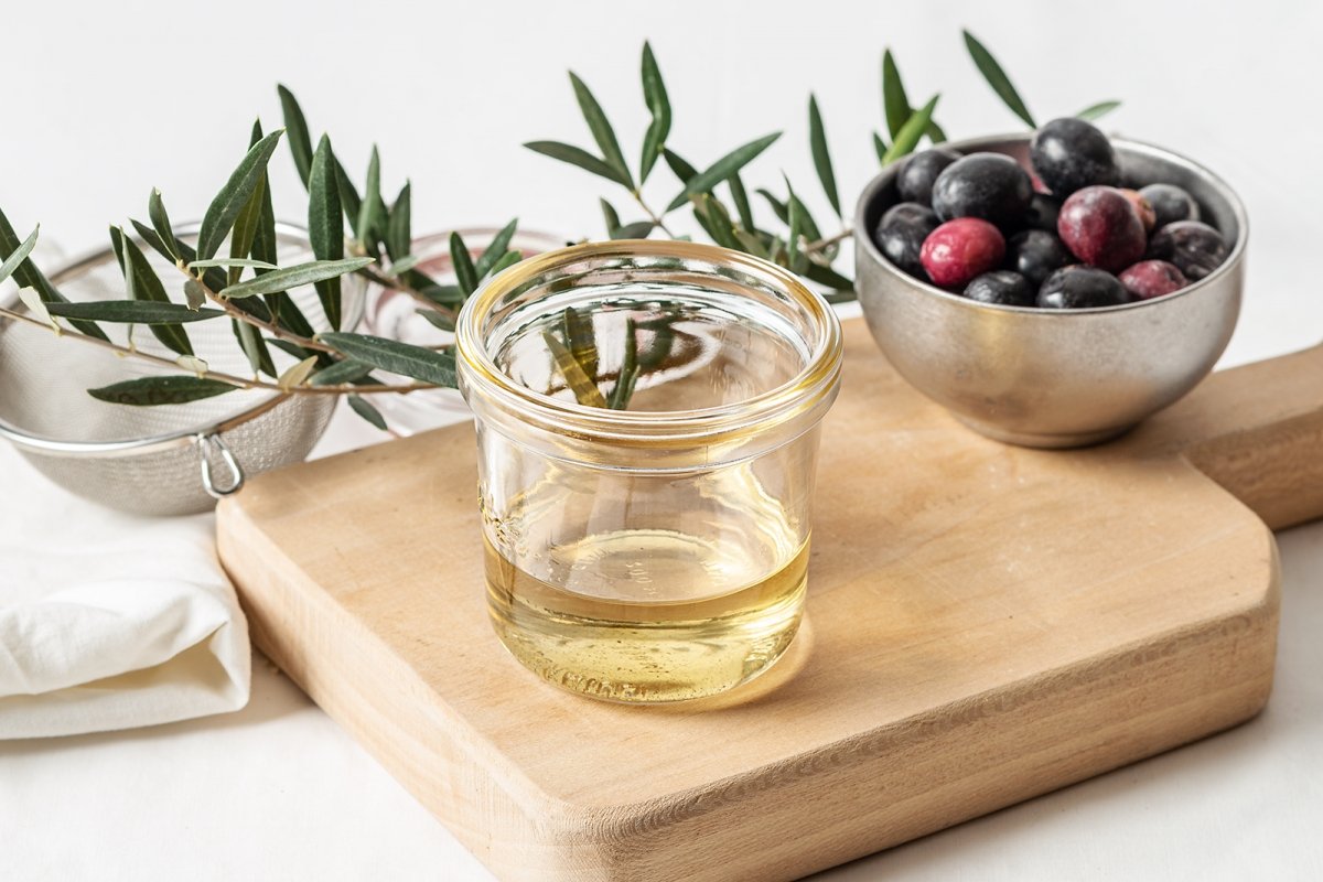 Botella y cuenco con aceite de oliva