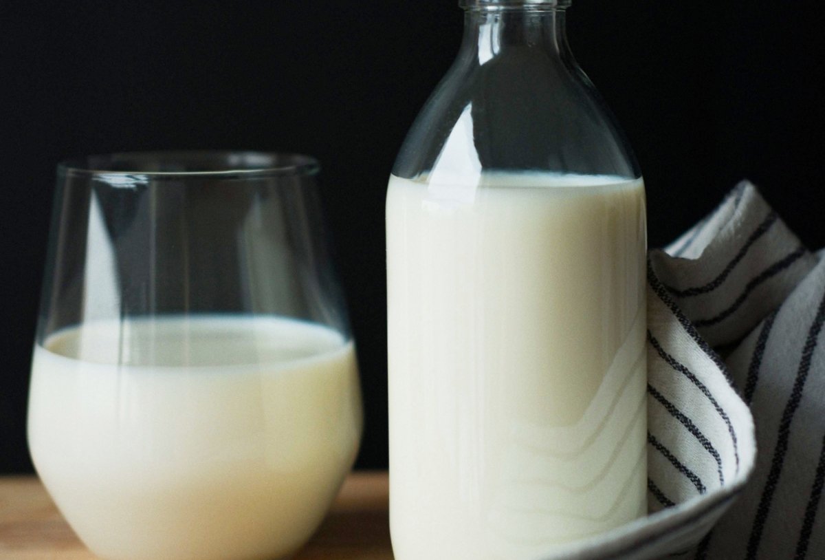 Botella y vaso de cristal con leche