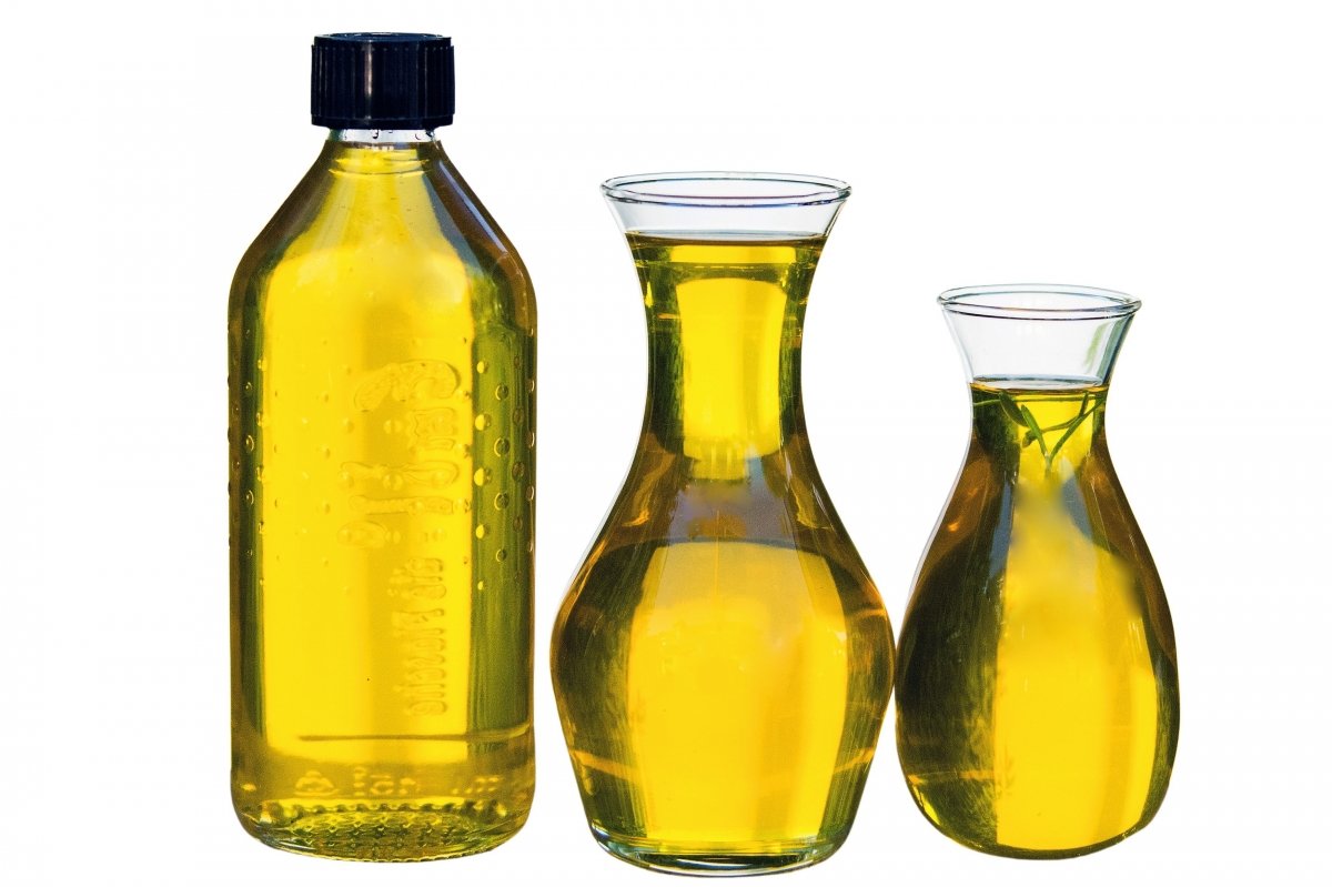 Botellas con aceite de oliva virgen y virgen extra