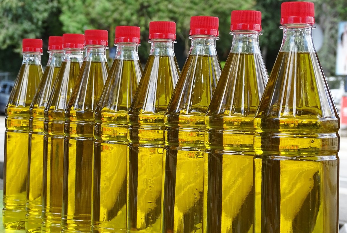 Botellas de aceite de oliva virgen en un mercado