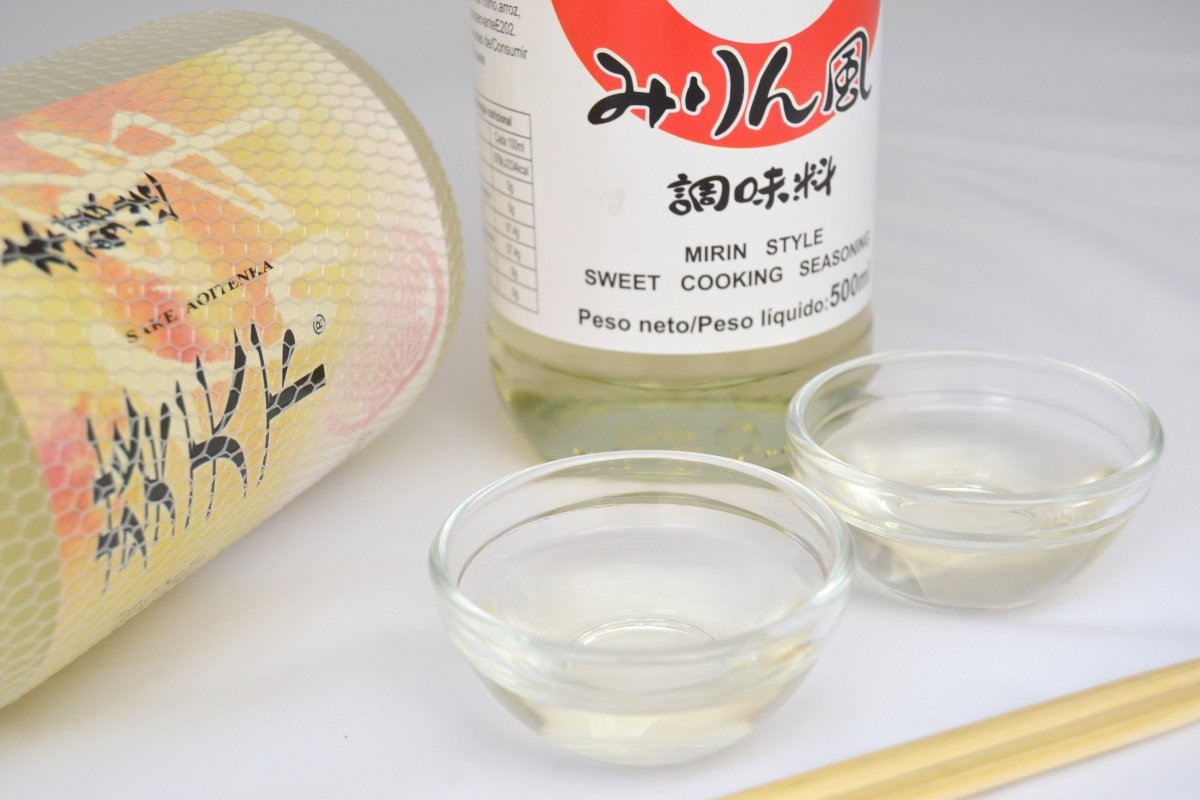 Botellas y cuencos de sake y mirin típico de japón
