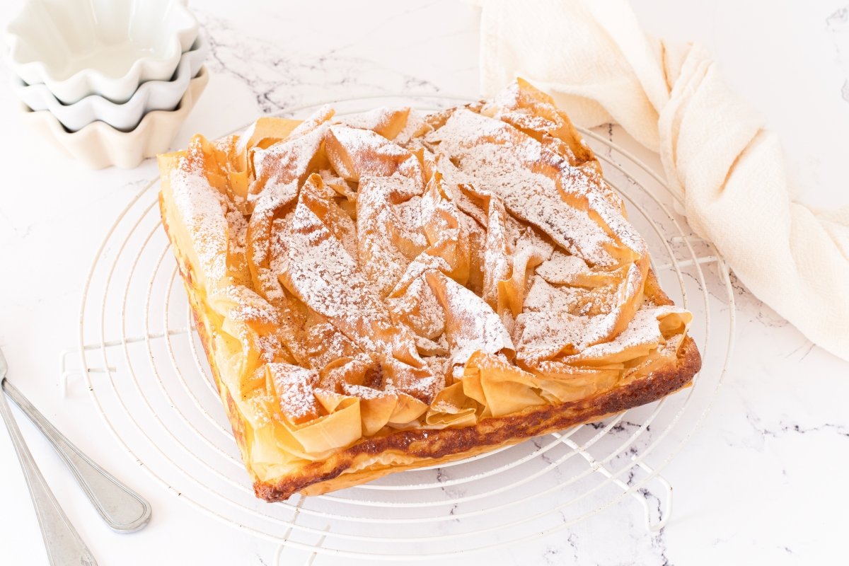 Bougatsa griega en el plato