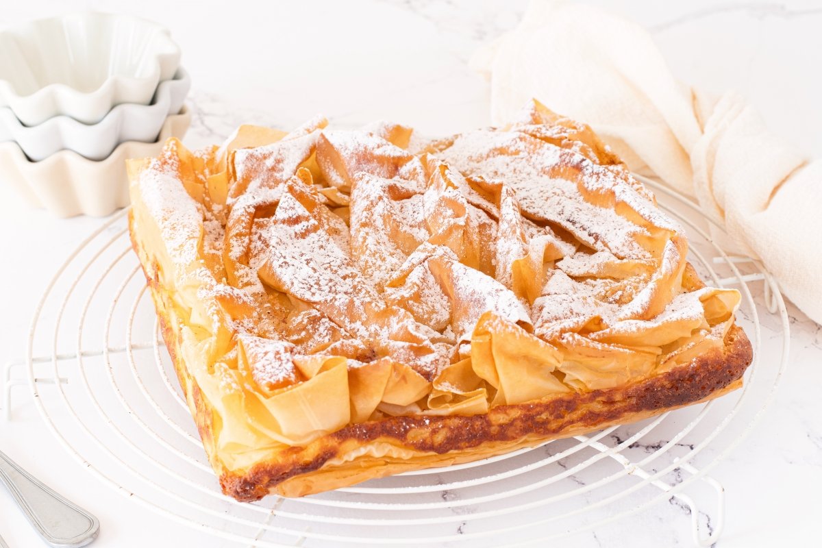 Bougatsa griega lista para servir