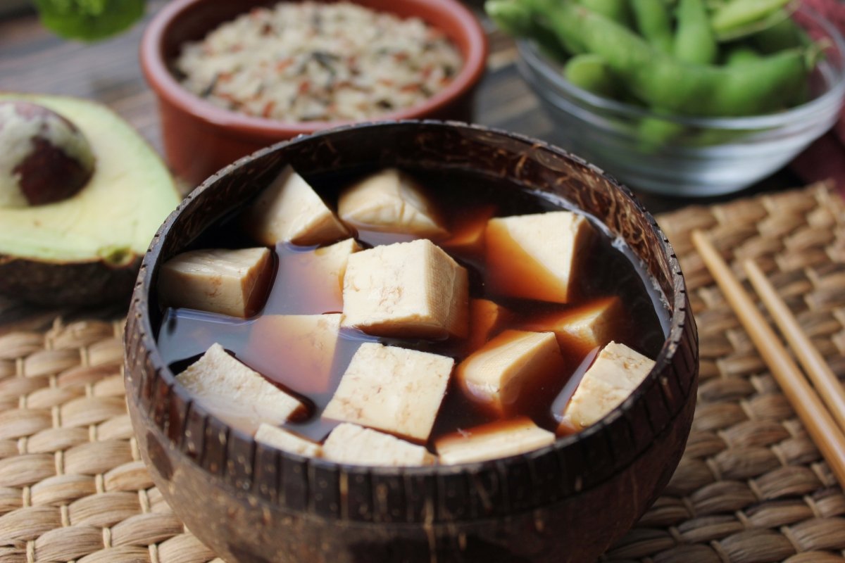 Bowl con el tofu en proceso de marinado
