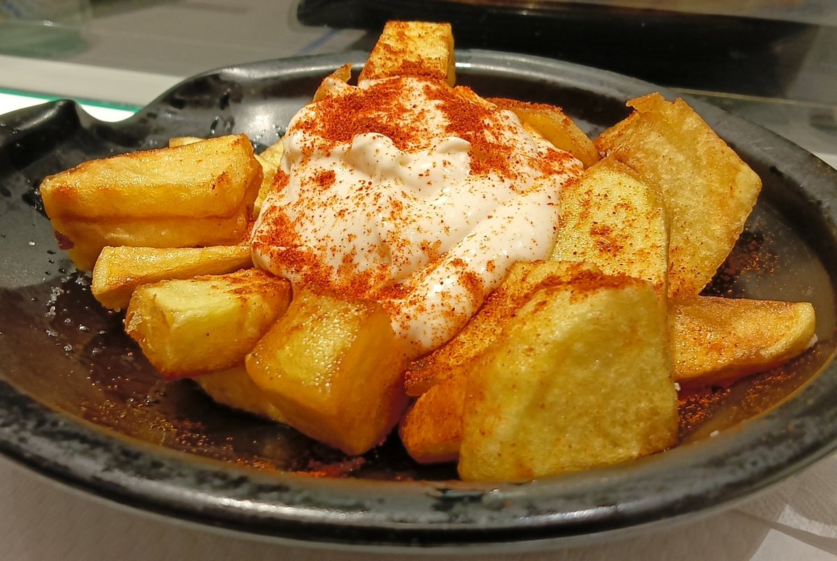 Bravas con alioli y pimentón picante de Bar David Mercat del Ninot en Barcelona