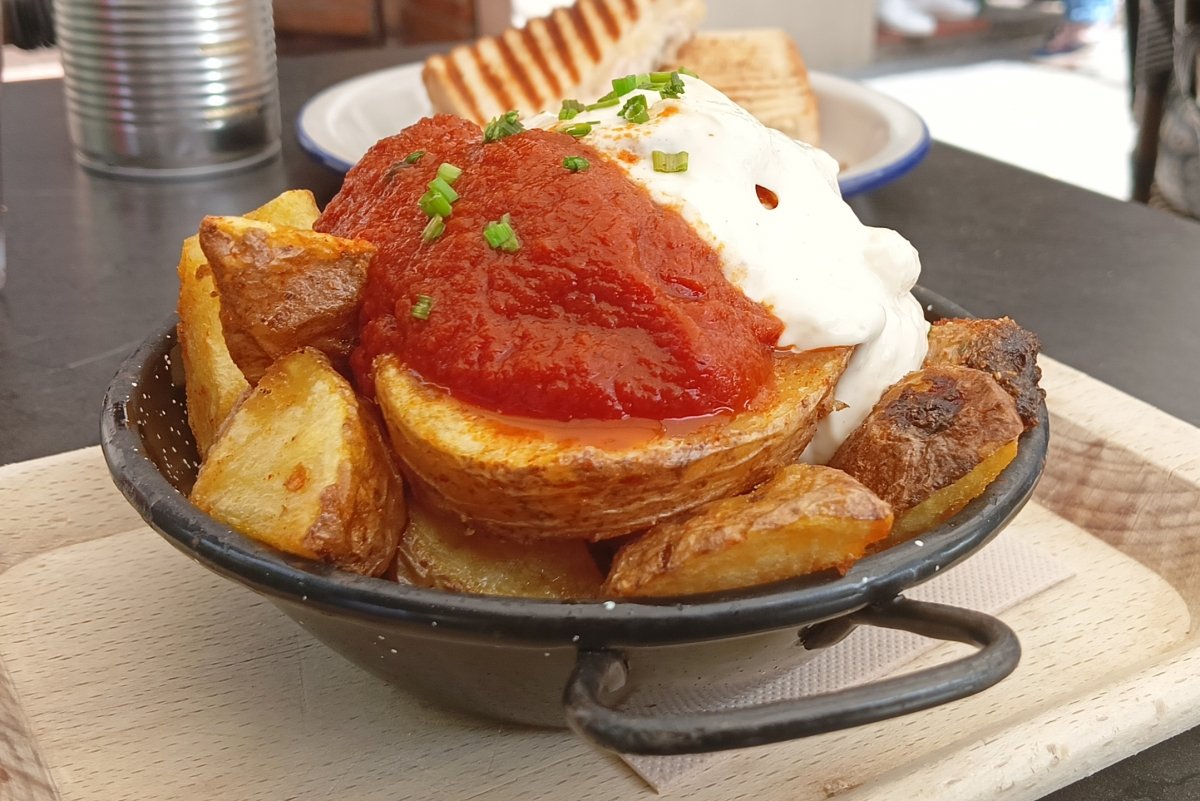 Bravas con dos salsas de Granja Petitbó en Barcelona