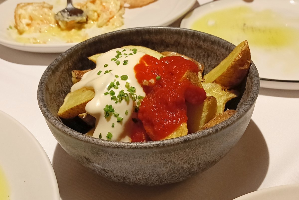 Bravas de Can Ugal en Barcelona con alioli de ajo escalibado