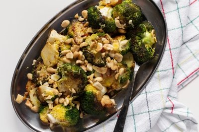 Brócoli a la plancha con ajo, guindilla y cacahuetes