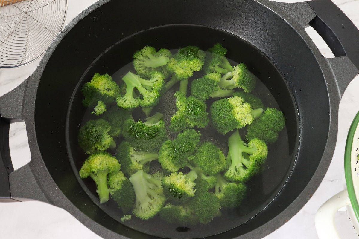 Brócoli en agua con hielo para detener su cocción