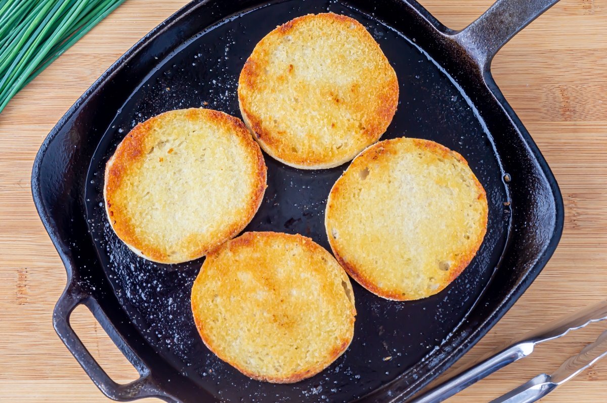 Brotes tiernos y pan tostado para los huevos Benedict