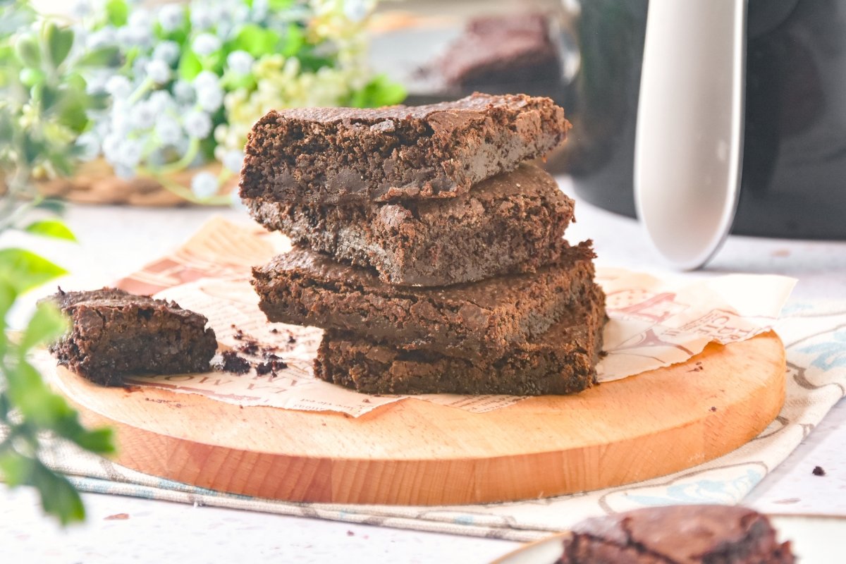 Brownie en freidora de aire listo para comer