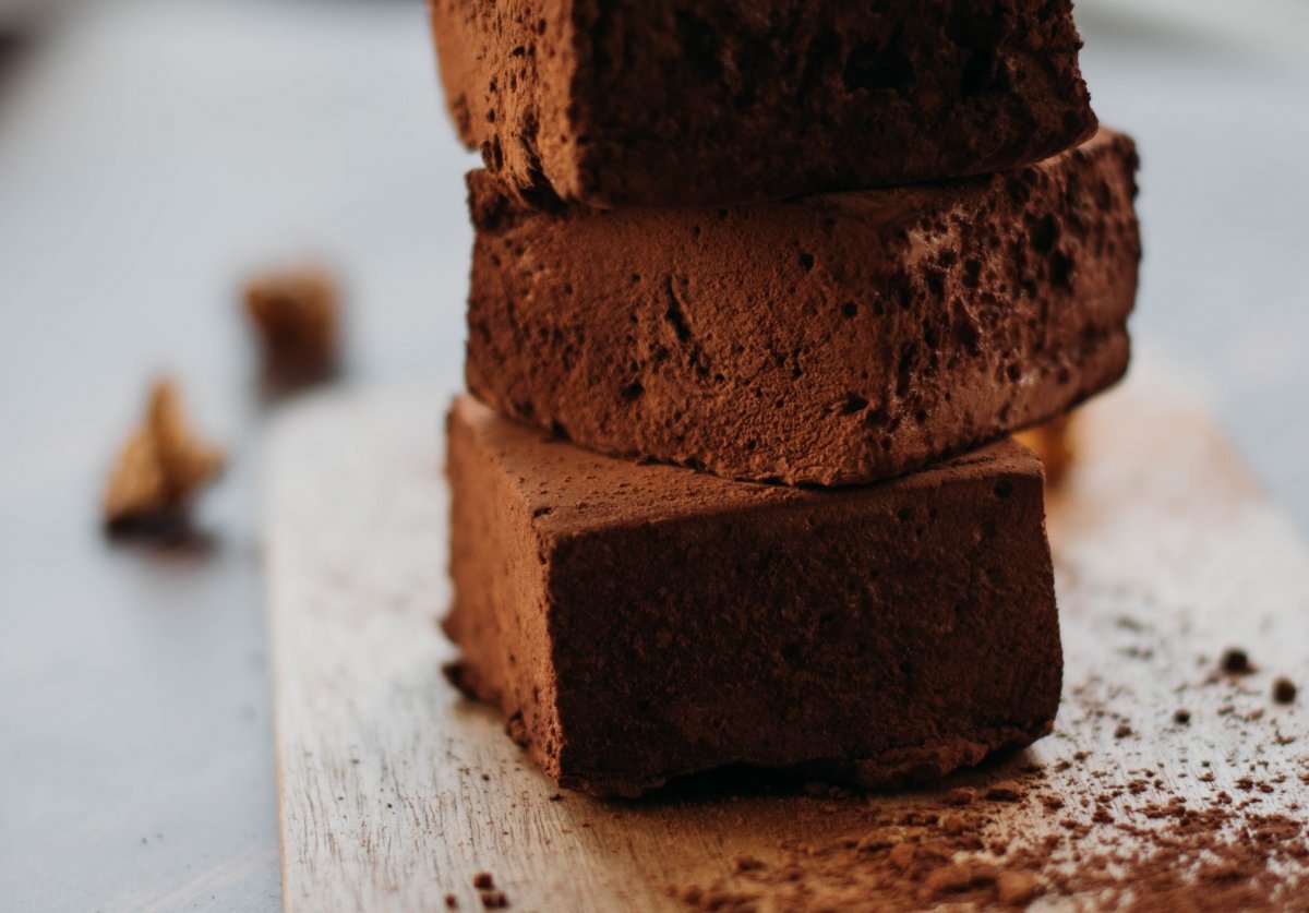 Brownie hecho a base de algarroba por su similitud con el chocolate
