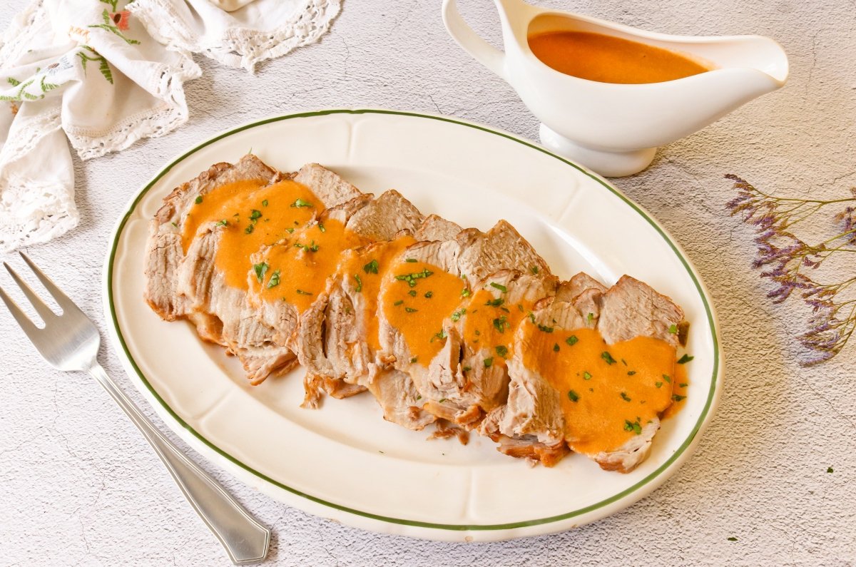 Cabezada de cerdo en salsa de verduras