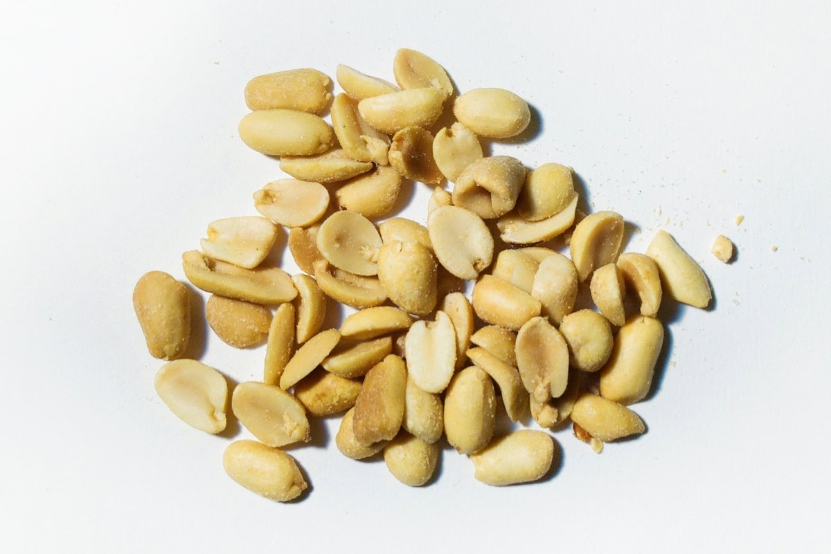 Cacahuetes crudos en un bol