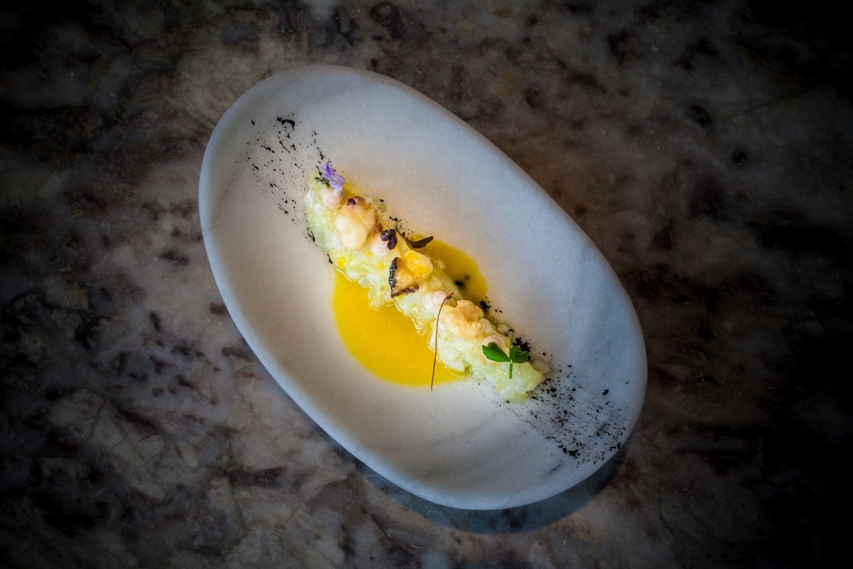 Cachón con yema de huevo curada del restaurante Cenador de Amós
