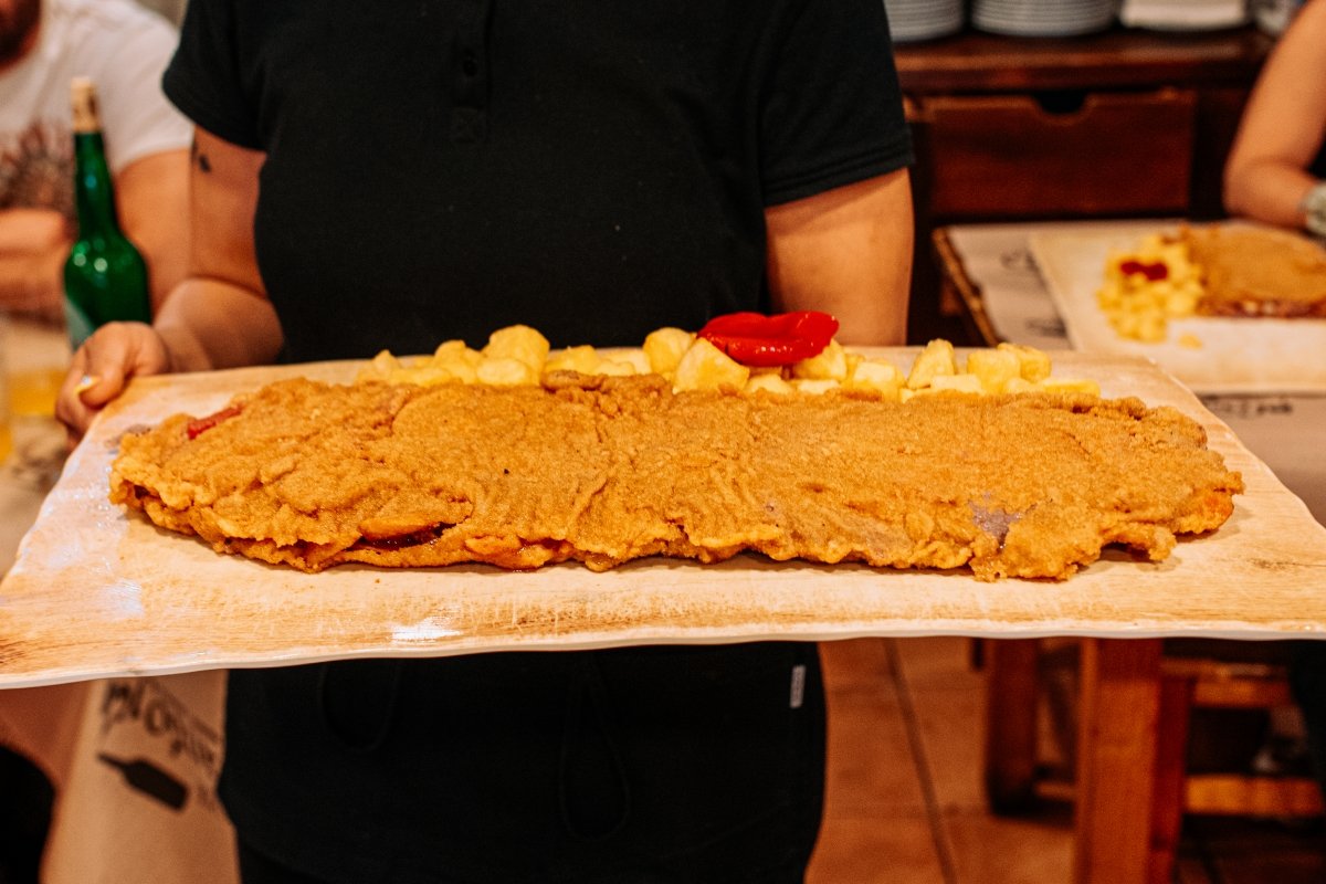 Cachopo servido en la sidrería El Antoju de Madrid