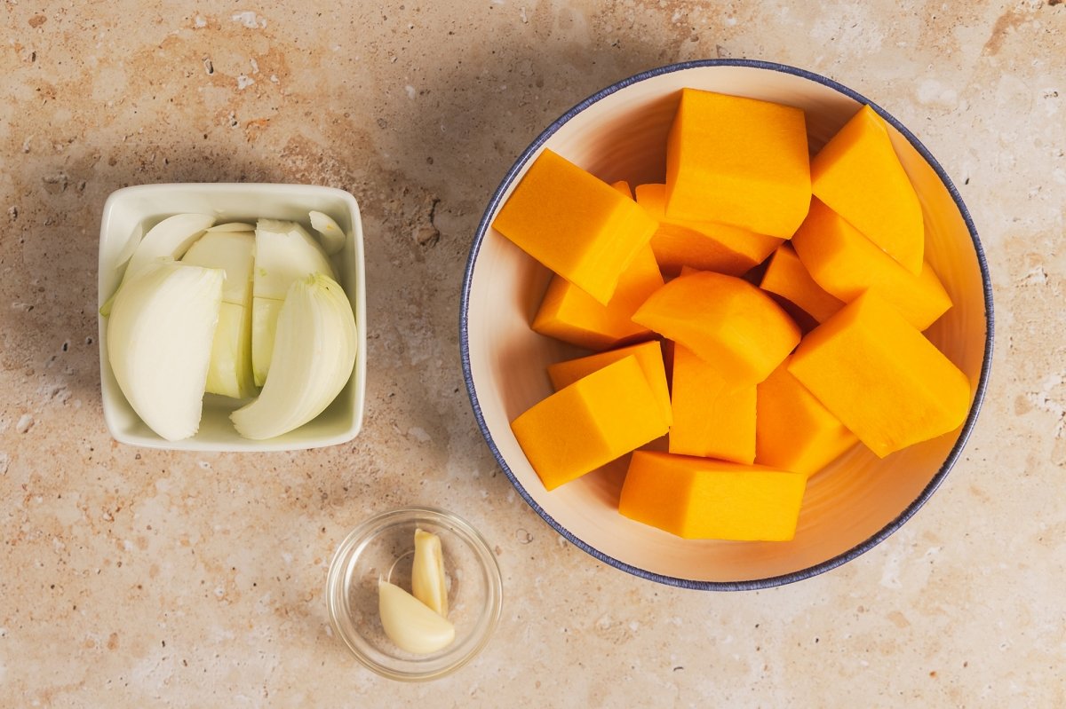 Calabaza, cebolla y ajo troceados