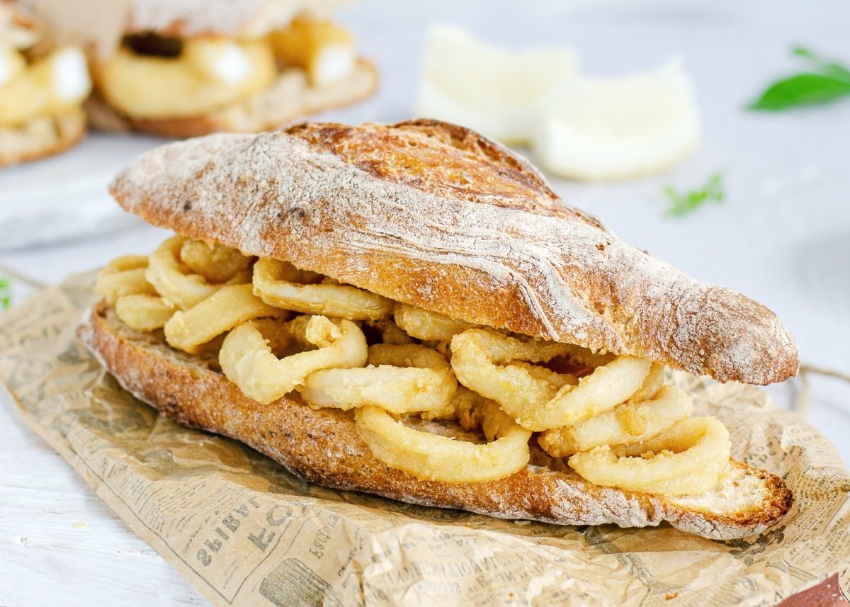 Calamares a la romana listos para ser empleados en un bocadillo