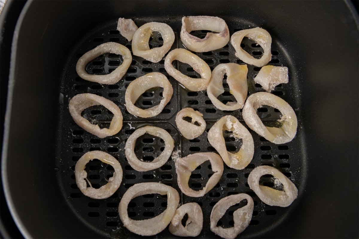 Calamares en freidora de aire antes del cocinado