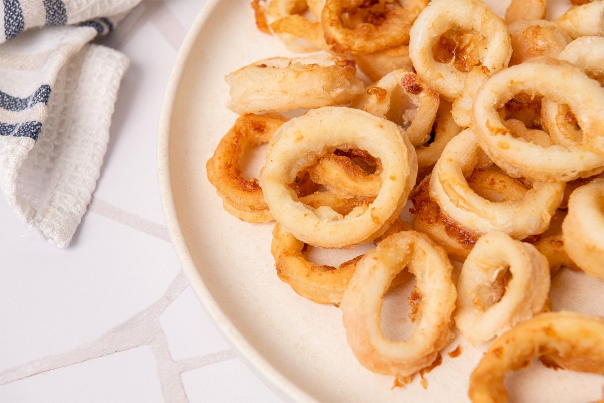 Calamares en freidora de aire listos para tomar