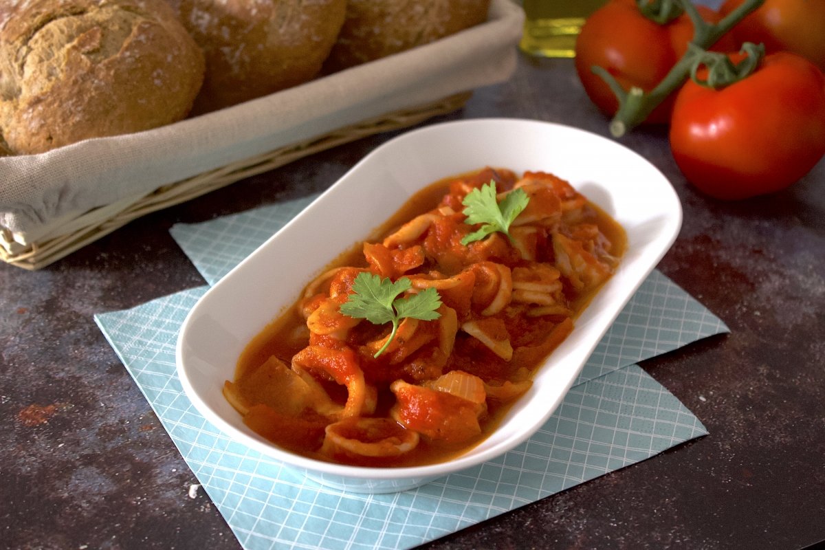 Calamares en salsa de tomate emplatados