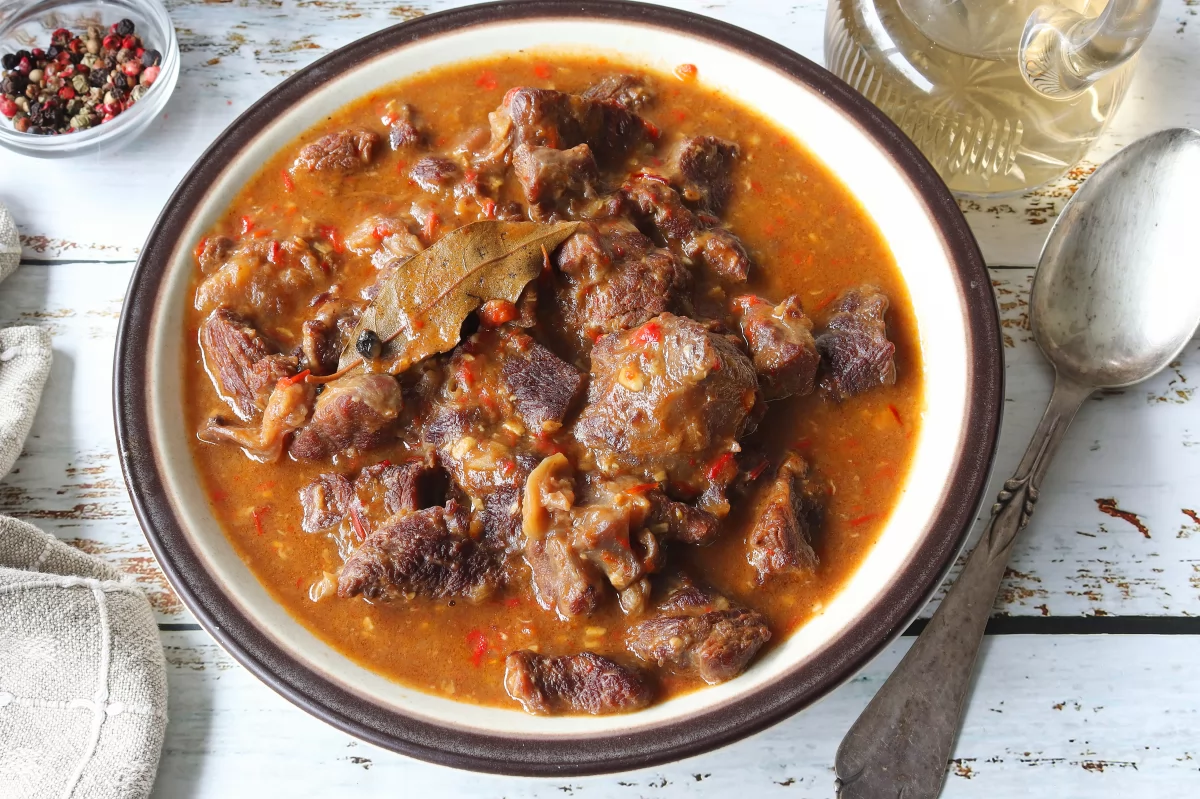 Caldereta de carne de ternera foto cerca
