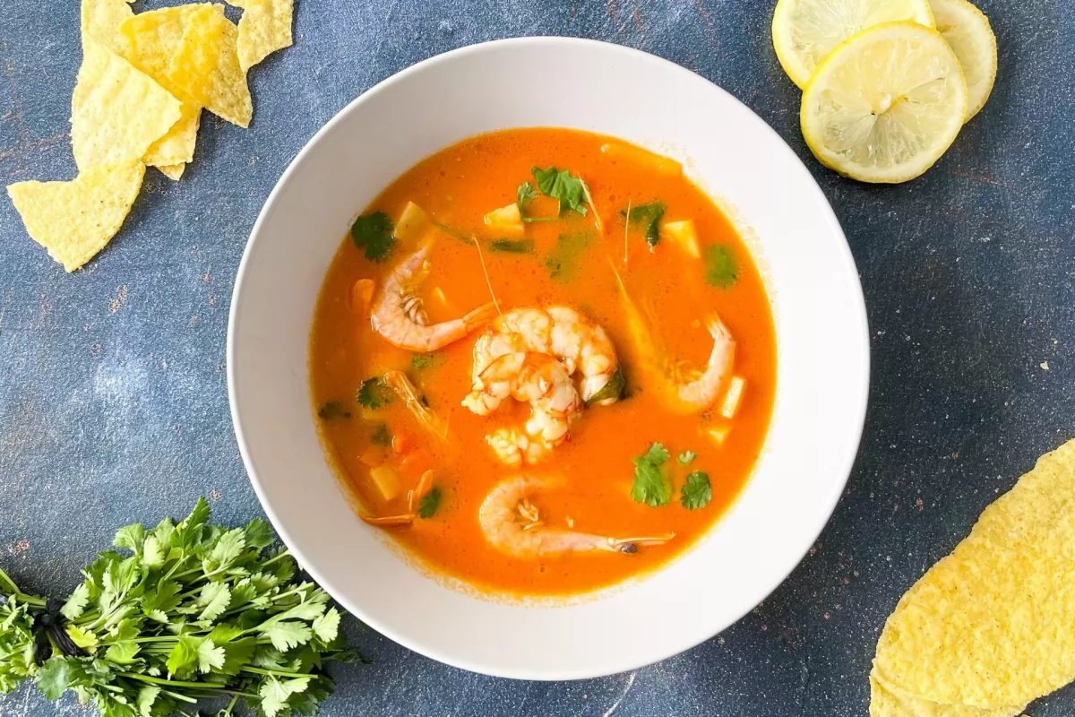 Caldo de camarón con tortilla de maíz y limón
