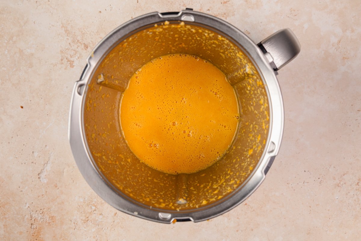 Caldo incorporado a las albóndigas en salsa en Thermomix