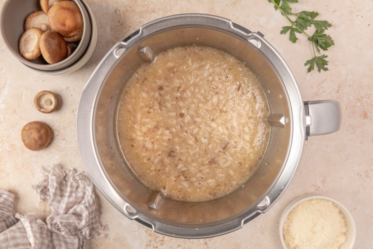 Caldo incorporado al risotto de setas en Thermomix