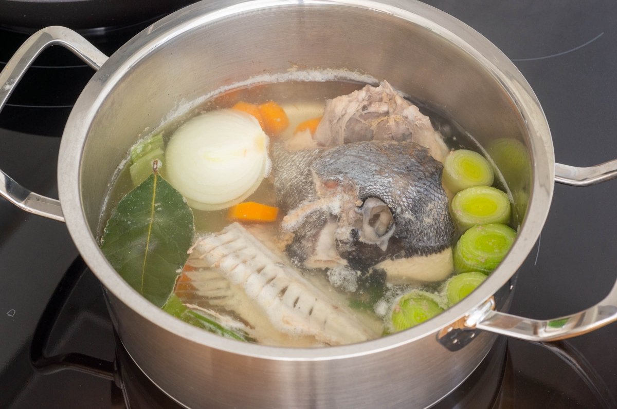 Caldo para la palometa con tomate
