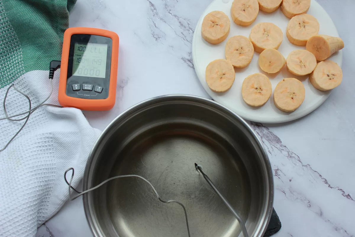 Patacones (tostones) 3 Calentado del aceite para freír las rodajas de plátano *
