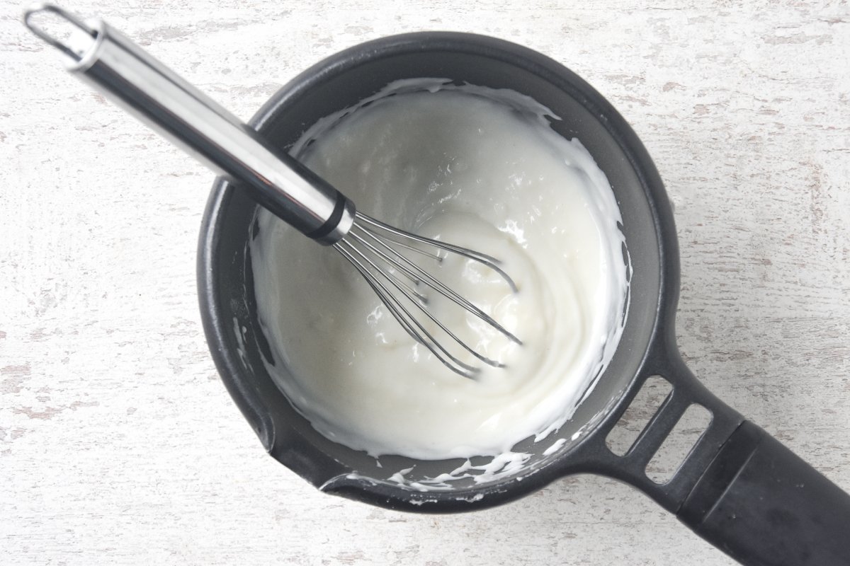 Calentamos el agua y la leche con la harina