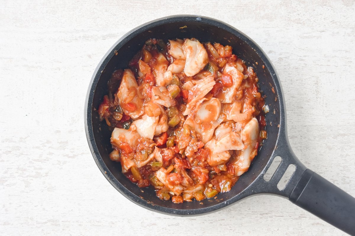 Calentamos el bacalao con la salsa
