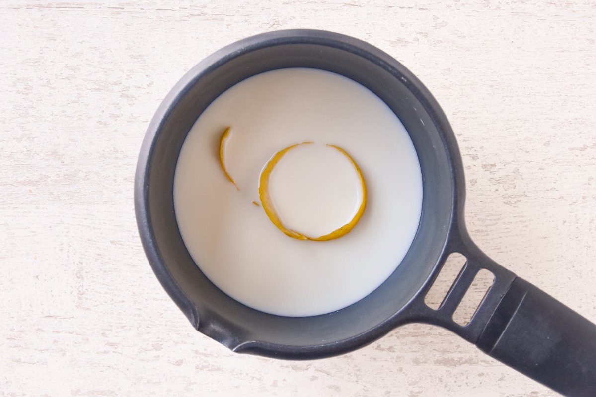 Calentamos el resto de la leche con el azúcar y el limón