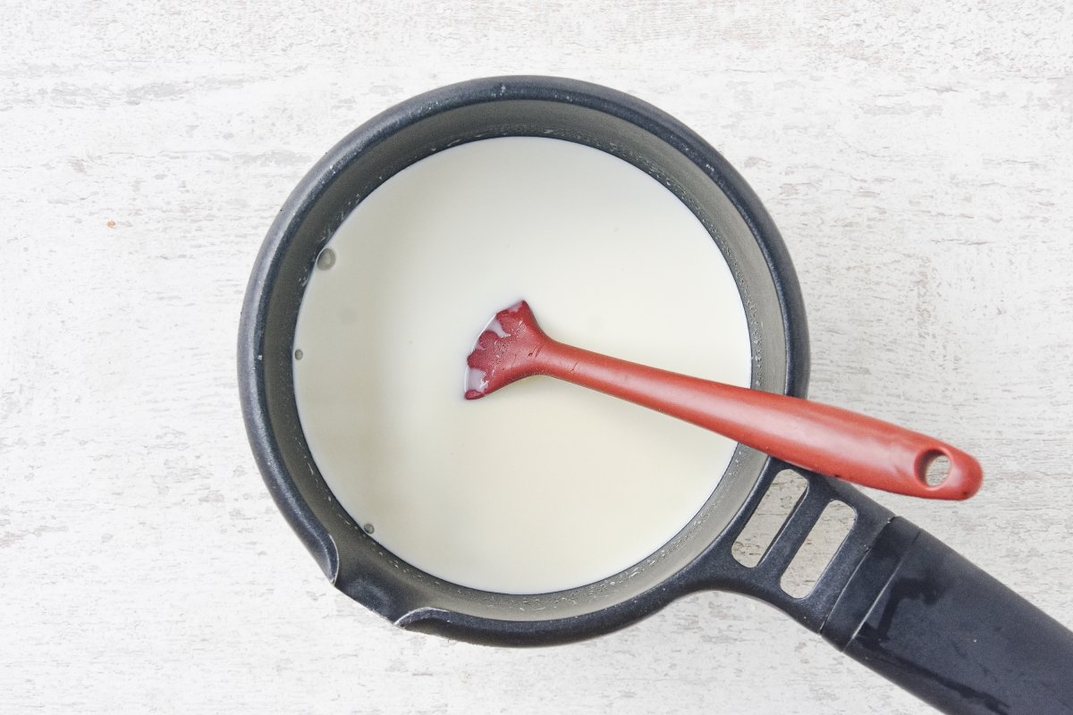 Calentamos la leche con el azúcar para preparar la crema de trufa
