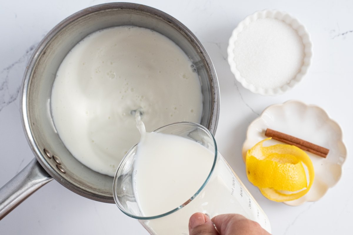 Calentamos la leche con el azúcar