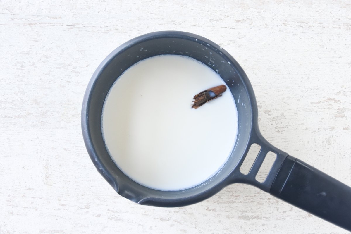 Calentamos la leche con la canela