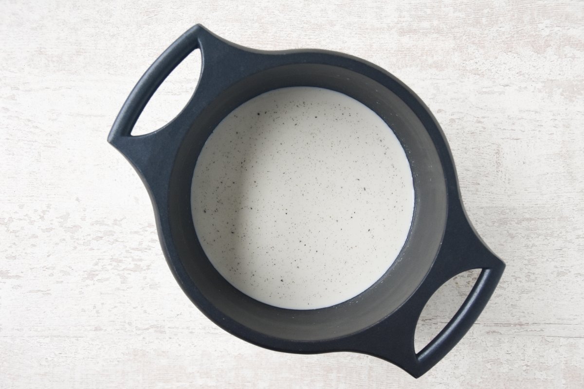 Calentamos la leche con la nata y el extracto