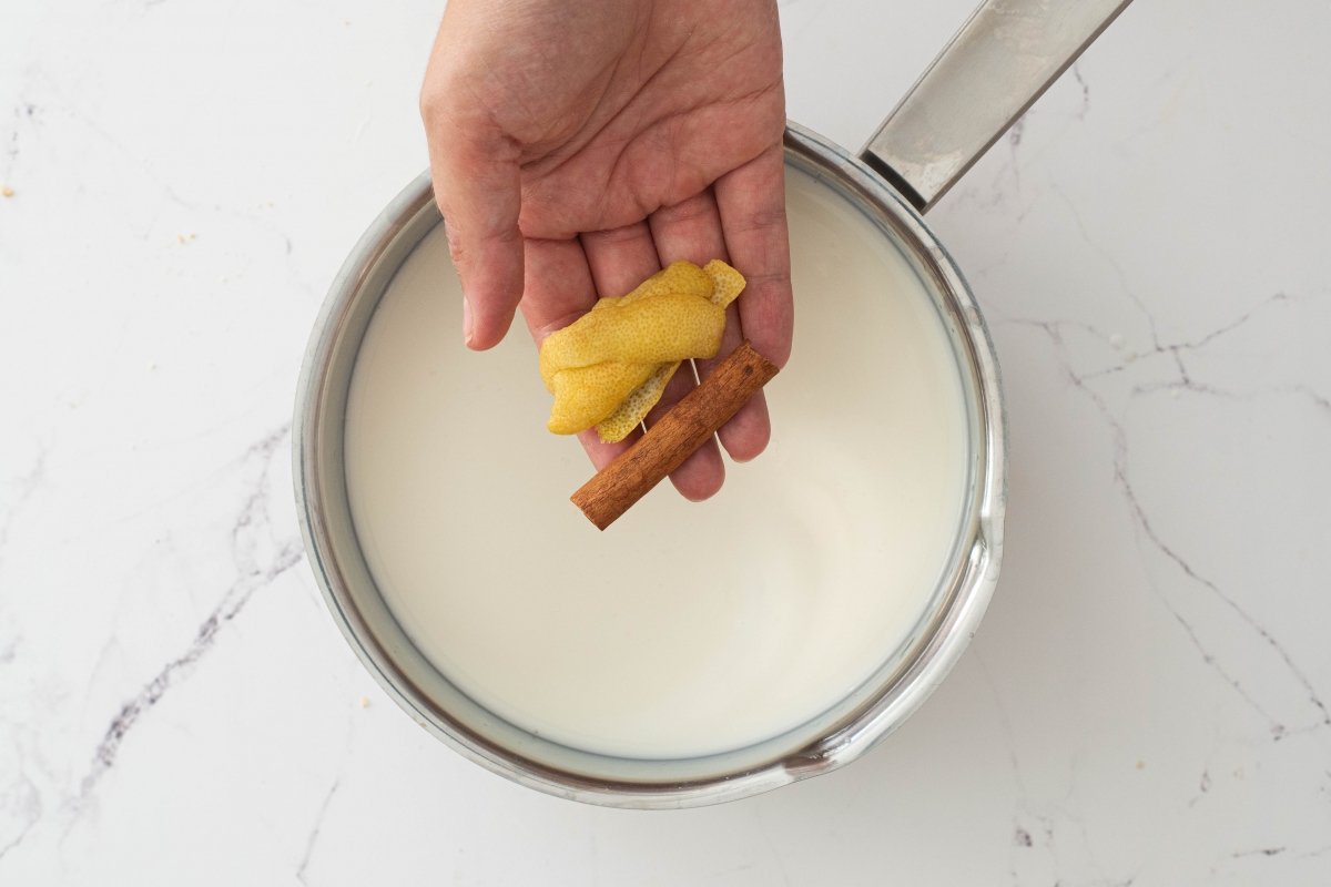 Calentamos la leche de la tarta de arroz con leche