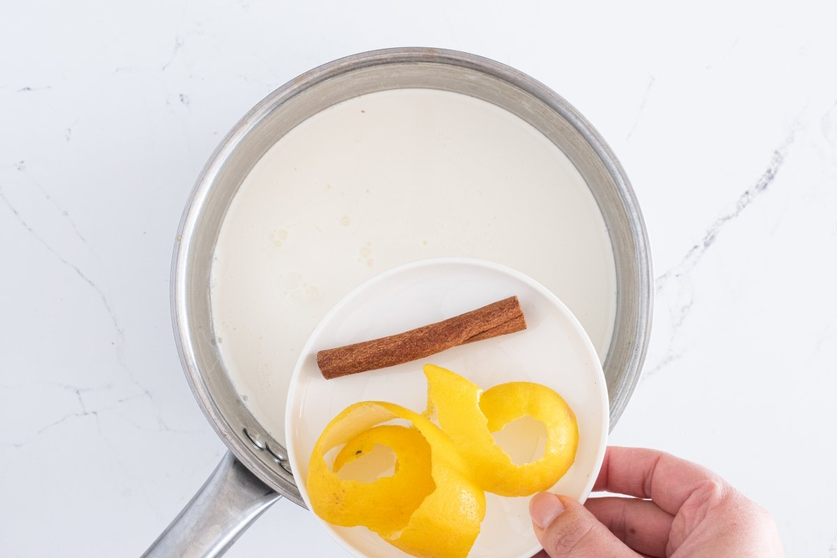 Calentamos la leche de la tarta de leche merengada