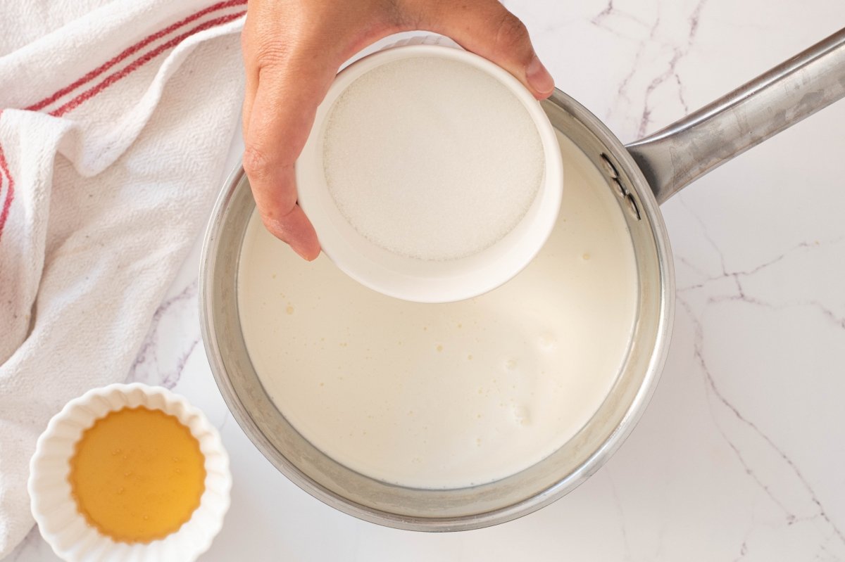 Calentamos la leche del helado de galletas maría